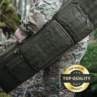 DÖRR ProTac Langwaffentasche oliv mit MOLLE-System und Außentaschen, taktische Gewehrtasche getragen im Outdoor-Gelände