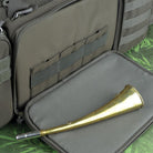 DÖRR ProTac Langwaffentasche oliv, Detailansicht der geöffneten Fronttasche mit Fixierschlaufen für Zubehör