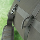 DÖRR ProTac Langwaffentasche oliv, Detailansicht der Rückseite mit Mehrzweckschlaufen für Zielstock und gepolstertem Schultergurt