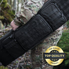 DÖRR ProTac Langwaffentasche schwarz mit MOLLE-System und Außentaschen, taktische Gewehrtasche getragen im Outdoor-Gelände