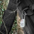 DÖRR ProTac Langwaffentasche schwarz mit MOLLE-System im Outdoor-Gelände, Detailansicht der abschließbaren Reißverschlüsse