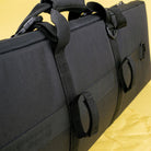 DÖRR ProTac Langwaffentasche schwarz, Detailansicht der Rückseite mit Mehrzweckschlaufen für Zielstock und gepolstertem Schultergurt