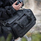 DÖRR ProTac Waffentasche schwarz im Outdoor-Einsatz, Person beim Verstauen von Ausrüstung in die taktische Kurzwaffentasche 