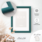 DÖRR Holz-Bilderrahmen Aqua petrol, an der Wand aufgehängt, mit Detailansicht der modernen, halbrunden Rahmenleiste