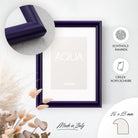 DÖRR Holz-Bilderrahmen Aqua lila, an der Wand aufgehängt, mit Detailansicht der modernen, halbrunden Rahmenleiste