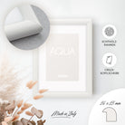 DÖRR Holz-Bilderrahmen Aqua weiß, an der Wand aufgehängt, mit Detailansicht der modernen, halbrunden Rahmenleiste