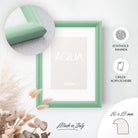 DÖRR Holz-Bilderrahmen Aqua hellgrün, an der Wand aufgehängt, mit Detailansicht der modernen, halbrunden Rahmenleiste