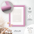 DÖRR Holz-Bilderrahmen Aqua rosa, an der Wand aufgehängt, mit Detailansicht der modernen, halbrunden Rahmenleiste