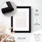 DÖRR Holz-Bilderrahmen Aqua schwarz, an der Wand aufgehängt, mit Detailansicht der modernen, halbrunden Rahmenleiste