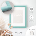 DÖRR Holz-Bilderrahmen Aqua mintgrün, an der Wand aufgehängt, mit Detailansicht der modernen, halbrunden Rahmenleiste