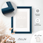 DÖRR Holz-Bilderrahmen Aqua dunkelblau, an der Wand aufgehängt, mit Detailansicht der modernen, halbrunden Rahmenleiste