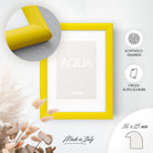 DÖRR Holz-Bilderrahmen Aqua gelb, an der Wand aufgehängt, mit Detailansicht der modernen, halbrunden Rahmenleiste