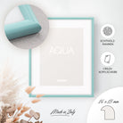 DÖRR Holz-Bilderrahmen Aqua mintgrün, an der Wand aufgehängt, mit Detailansicht der modernen, halbrunden Rahmenleiste