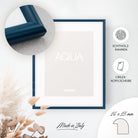 DÖRR Holz-Bilderrahmen Aqua dunkelblau, an der Wand aufgehängt, mit Detailansicht der modernen, halbrunden Rahmenleiste