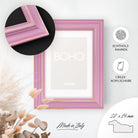 DÖRR Holz-Bilderrahmen Boho in Rosa im Vintage-Stil, an der Wand aufgehängt, mit Detailansicht der strukturierten Leiste