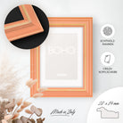 DÖRR Holz-Bilderrahmen Boho in Peach im Vintage-Stil, an der Wand aufgehängt, mit Detailansicht der strukturierten Leiste