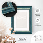 DÖRR Holz-Bilderrahmen Boho in Petrol im Vintage-Stil, an der Wand aufgehängt, mit Detailansicht der strukturierten Leiste