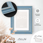 DÖRR Holz-Bilderrahmen Boho in Hellblau im Vintage-Stil, an der Wand aufgehängt, mit Detailansicht der strukturierten Leiste