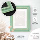 DÖRR Holz-Bilderrahmen Boho in Hellgrün im Vintage-Stil, an der Wand aufgehängt, mit Detailansicht der strukturierten Leiste