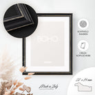 DÖRR Holz-Bilderrahmen Boho in Schwarz im Vintage-Stil, an der Wand aufgehängt, mit Detailansicht der strukturierten Leiste