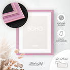 DÖRR Holz-Bilderrahmen Boho in Rosa im Vintage-Stil, an der Wand aufgehängt, mit Detailansicht der strukturierten Leiste