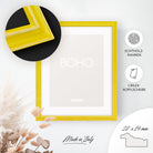 DÖRR Holz-Bilderrahmen Boho in Gelb im Vintage-Stil, an der Wand aufgehängt, mit Detailansicht der strukturierten Leiste