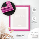 DÖRR Holz-Bilderrahmen Boho in Pink im Vintage-Stil, an der Wand aufgehängt, mit Detailansicht der strukturierten Leiste