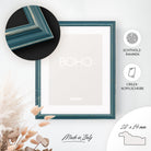 DÖRR Holz-Bilderrahmen Boho in Petrol im Vintage-Stil, an der Wand aufgehängt, mit Detailansicht der strukturierten Leiste