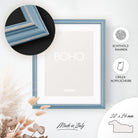 DÖRR Holz-Bilderrahmen Boho in Hellblau im Vintage-Stil, an der Wand aufgehängt, mit Detailansicht der strukturierten Leiste