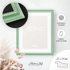 DÖRR Holz-Bilderrahmen Boho in Hellgrün im Vintage-Stil, an der Wand aufgehängt, mit Detailansicht der strukturierten Leiste