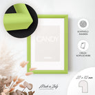 DÖRR Holz-Bilderrahmen Candy grün, an der Wand aufgehängt, mit Detailansicht der massiven, halbrunden Rahmenleiste