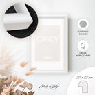 DÖRR Holz-Bilderrahmen Candy weiß, an der Wand aufgehängt, mit Detailansicht der massiven, halbrunden Rahmenleiste