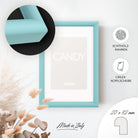 DÖRR Holz-Bilderrahmen Candy hellblau, an der Wand aufgehängt, mit Detailansicht der massiven, halbrunden Rahmenleiste