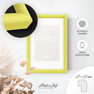 DÖRR Holz-Bilderrahmen Candy gelb, an der Wand aufgehängt, mit Detailansicht der massiven, halbrunden Rahmenleiste