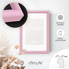 DÖRR Holz-Bilderrahmen Candy pink, an der Wand aufgehängt, mit Detailansicht der massiven, halbrunden Rahmenleiste