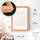 DÖRR Holz-Bilderrahmen Candy peach, an der Wand aufgehängt, mit Detailansicht der massiven, halbrunden Rahmenleiste