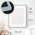 DÖRR Echtholz-Bilderrahmen Woody hellblau, dekorativ an der Wand aufgehängt, mit Detailansicht der 12 x 19 mm schmalen Leiste