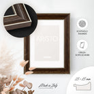 DÖRR Echtholz-Bilderrahmen Aristo dunkelbraun, dekorativ an der Wand aufgehängt, mit Detailansicht der 25 x 15 mm Leiste mit Goldkanten