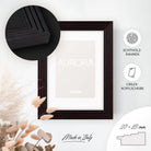 DÖRR Echtholz-Bilderrahmen Aurora schwarz, dekorativ an der Wand aufgehängt, mit Detailansicht der 20 x 15 mm Leiste in Stufenoptik