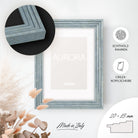 DÖRR Echtholz-Bilderrahmen Aurora hellblau, dekorativ an der Wand aufgehängt, mit Detailansicht der 20 x 15 mm Leiste in Stufenoptik