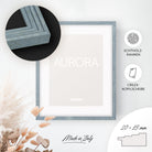 DÖRR Echtholz-Bilderrahmen Aurora hellblau, dekorativ an der Wand aufgehängt, mit Detailansicht der 20 x 15 mm Leiste in Stufenoptik