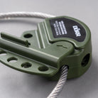 Seitliche Detailansicht des DÖRR Kabelschlosses mit Stahlseil und olivgrünem Gehäuse, markierte Seildurchführung und geöffnete Verriegelung mit vier Löchern